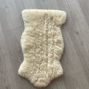 White faux Sherpa rug